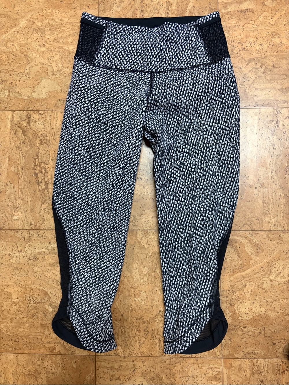 Lululemon Black & White Pattern Active Capri Leggings with Mesh Cutouts